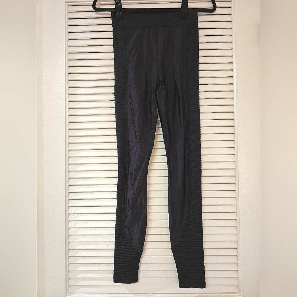 Fabletics - Black Leggings With Ribbed Side Detail